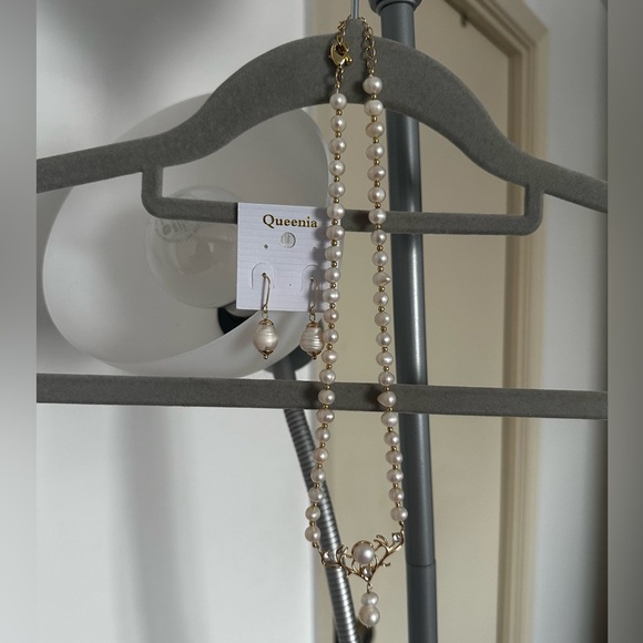 Queenia | Pearl drop earrings and necklace set | O/S - Picture 4 of 6